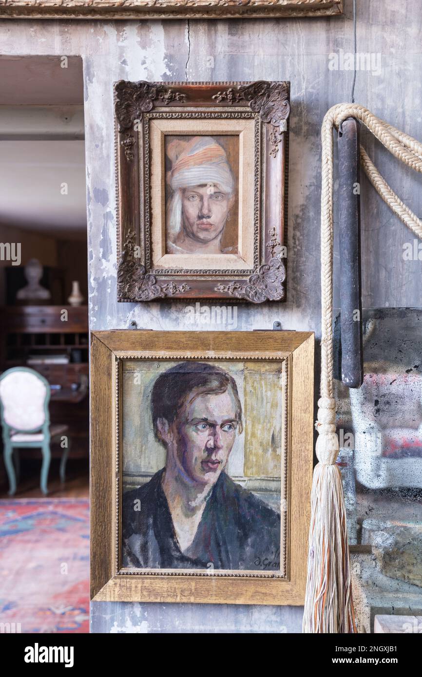 Deux petits portraits de sexe masculin dans le studio de Charleston House Banque D'Images