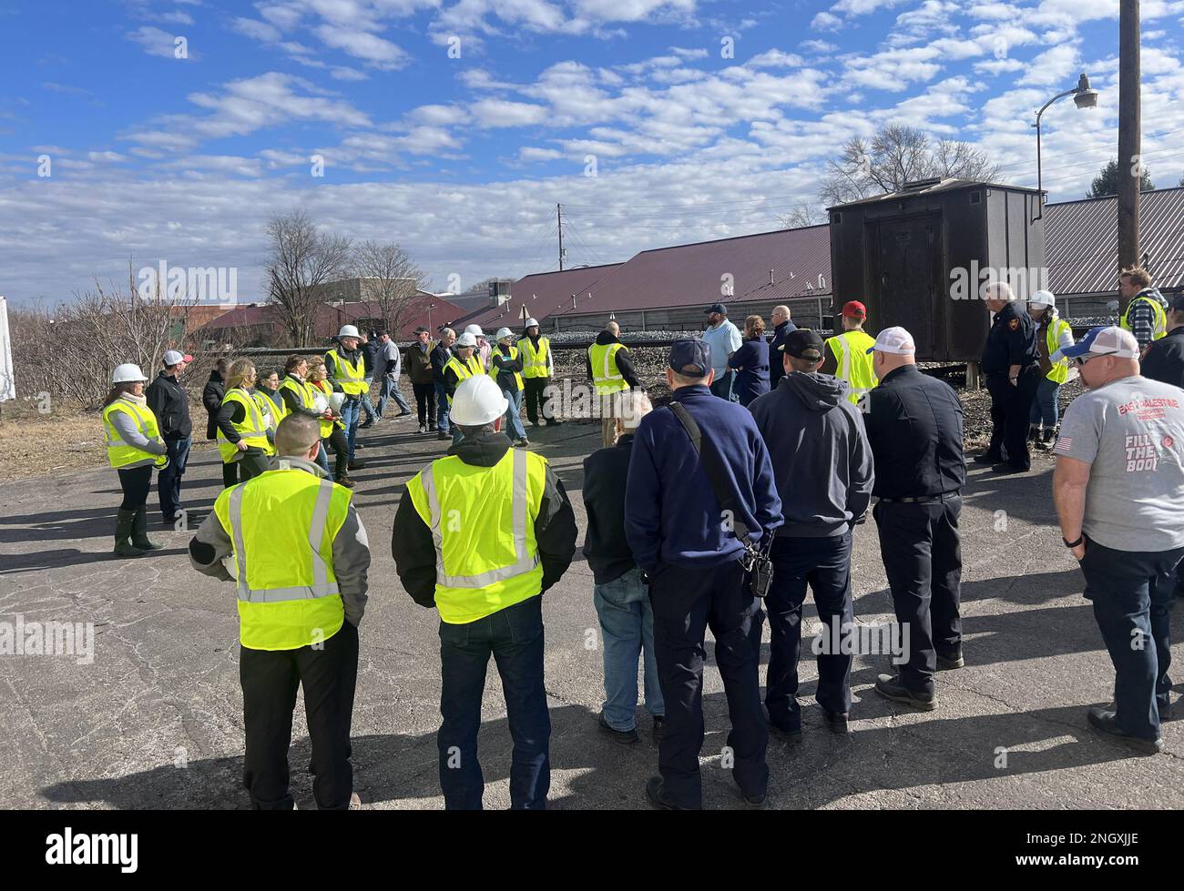 Palestine de l'est, Ohio, États-Unis. 19th févr. 2023. Les membres de l'EPA de l'Ohio et les membres de la FEMA ont vu plus de 2 semaines après un déraillement de train contenant des produits chimiques toxiques ont été rejetés dans l'air, le sol et les eaux de surface sur 19 février 2023, dans l'est de la Palestine, dans l'Ohio. Crédit : Mpi34/Media Punch/Alamy Live News Banque D'Images