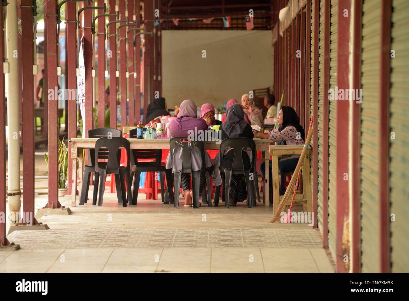 Les femmes qui font une pause shopping pour socialiser sur le marché indigène Tamu Besar à Kota Belud, en Malaisie. Banque D'Images
