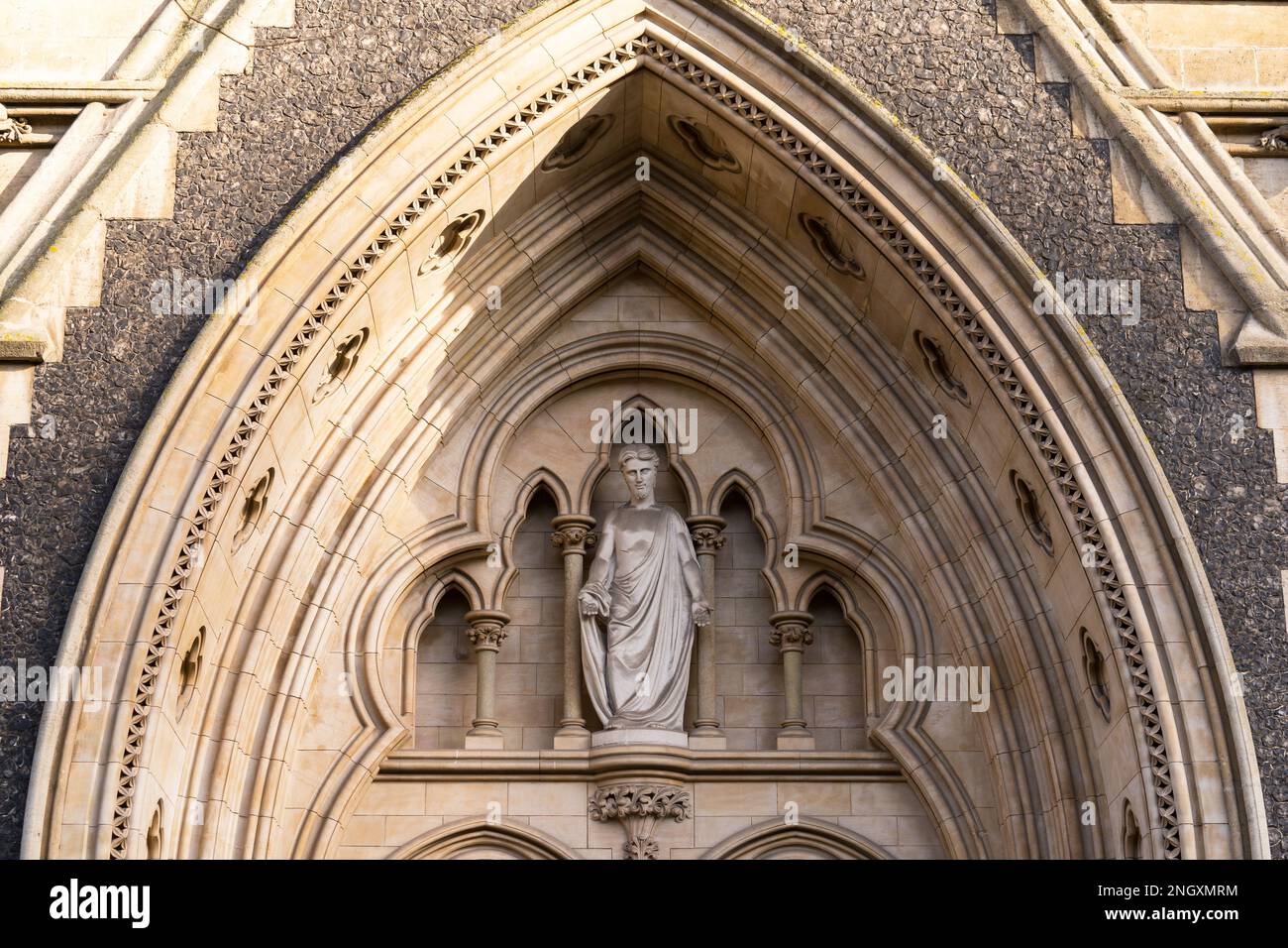 Une statue au-dessus de l'entrée principale de la cathédrale de Southwark par une journée ensoleillée. Londres Banque D'Images