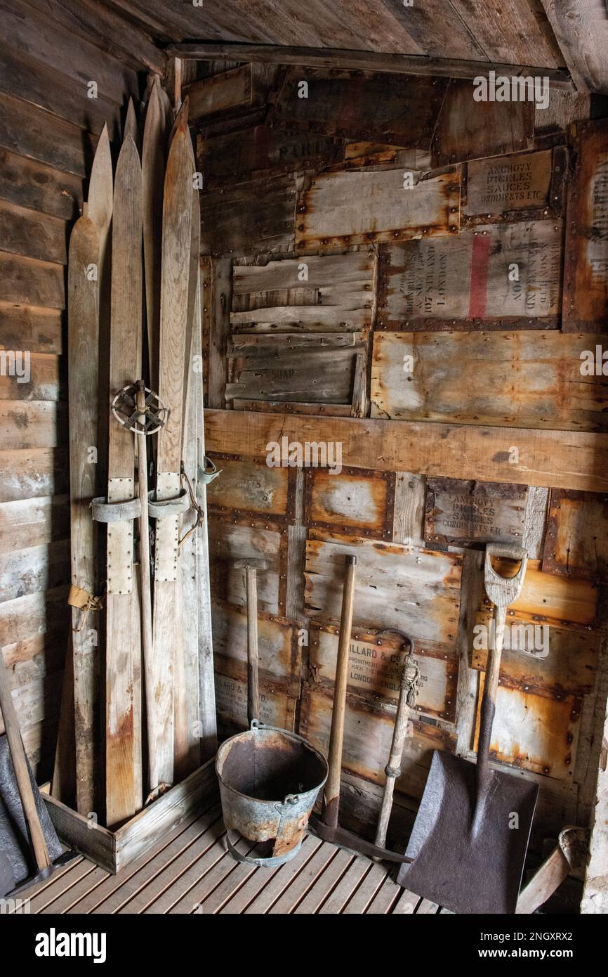 Antarctique, mer de Ross, île de Ross, Cap Evans. À l'intérieur de la cabane historique de Scott. Entrée à la cabane avec de vieux skis en bois. Banque D'Images