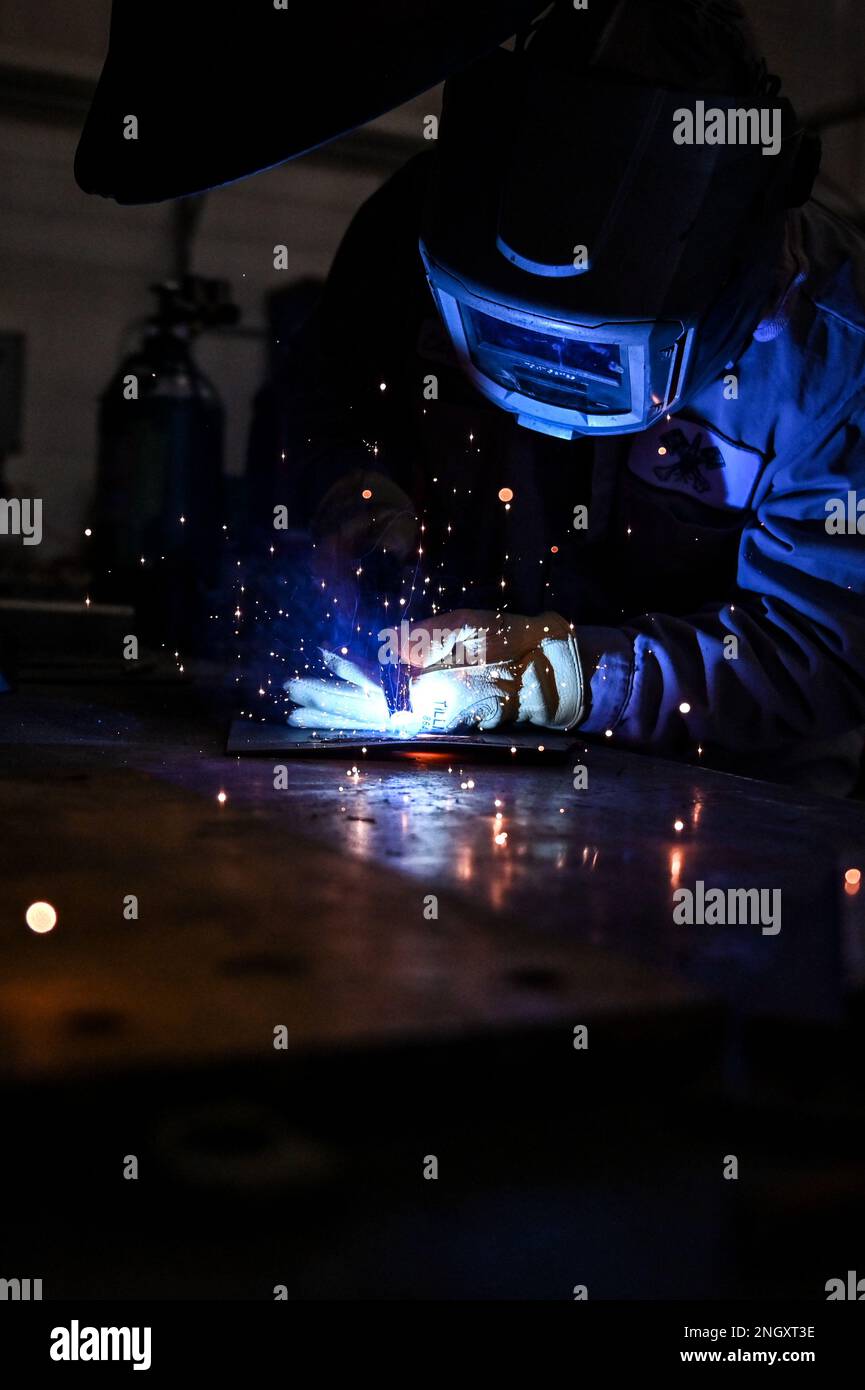 Orlando Cepeda, mécanicien de métal mobile du 90th Logistics Readiness Squadron, soud un morceau de métal sur F.E. Warren Air Force base (Wyoming), 29 novembre 2022. Avec plus de 40 ans d'expérience, l'équipe de garage ou d'atelier de carrosserie LRS Monster 90 répare la flotte de l'aile missile 90th tout en soutenant la priorité de la Force aérienne en matière de grève mondiale en trouvant des moyens de former la prochaine génération d'aviateurs et de trouver des solutions innovantes. Banque D'Images