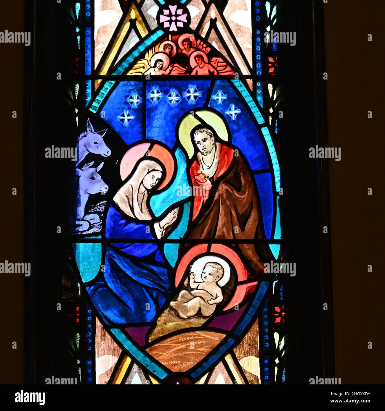 Fenêtre de l'église en verre de coloration de la Nativité de Jésus. Banque D'Images