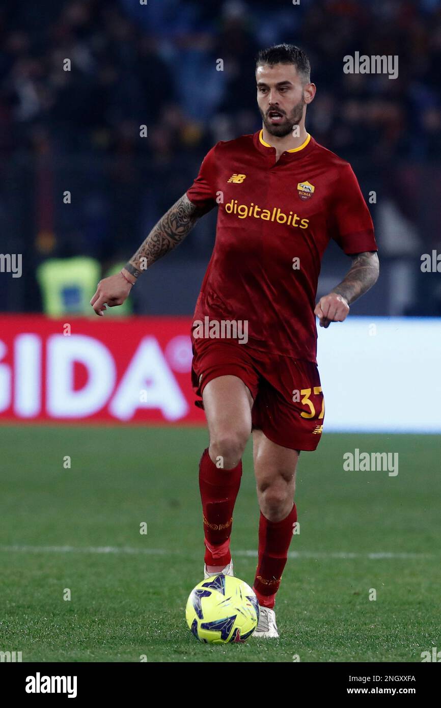 Rome, Italie. 19th févr. 2023. Leonardo Spinazzola, d'AS Roma, en action pendant la série Un match de football entre Roma et Hellas Vérone au stade olympique de Rome, Rome, Italie, 19 février 2023. Crédit: Riccardo de Luca - mise à jour des images/Alamy Live News Banque D'Images