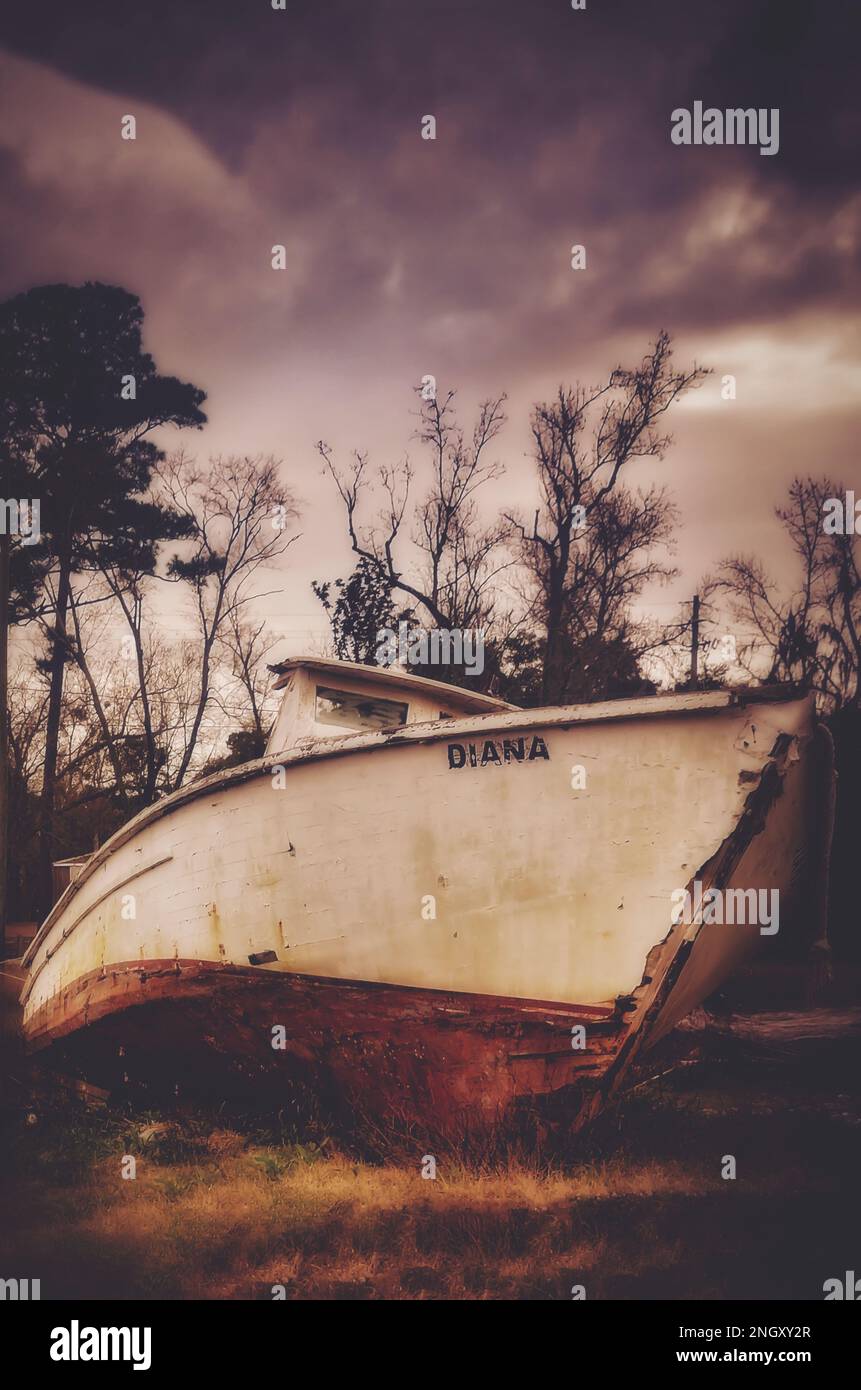 Un bateau endommagé est abandonné près de la rive, le 17 janvier 2023, à Bayou la Batre, Alabama. La région a été durement touchée par plusieurs tempêtes tropicales et ouragans. Banque D'Images