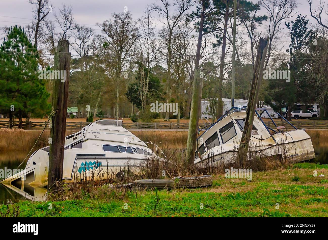 Les bateaux endommagés sont abandonnés près de la rive, le 17 janvier 2023, à Bayou la Bare, Alabama. La région a été durement touchée par plusieurs tempêtes tropicales et ouragans. Banque D'Images