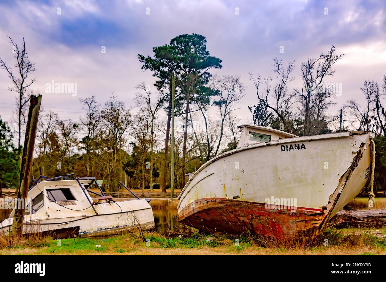 Les bateaux endommagés sont abandonnés près de la rive, le 17 janvier 2023, à Bayou la Bare, Alabama. La région a été durement touchée par plusieurs tempêtes tropicales et ouragans. Banque D'Images