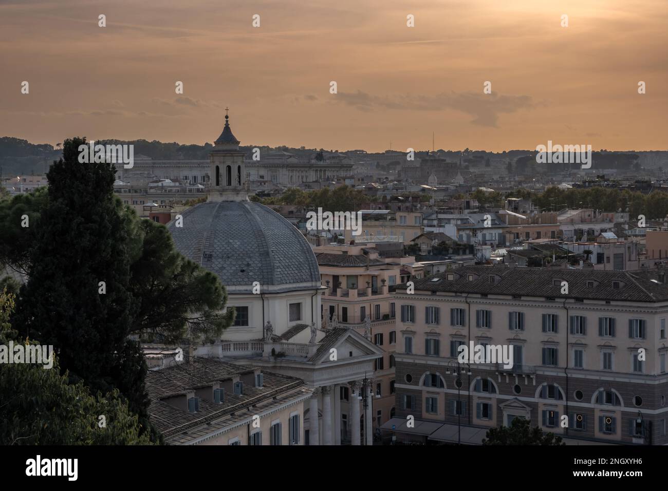 Paysage sur les toits de Roma au coucher du soleil offrant des couleurs merveilleuses Banque D'Images