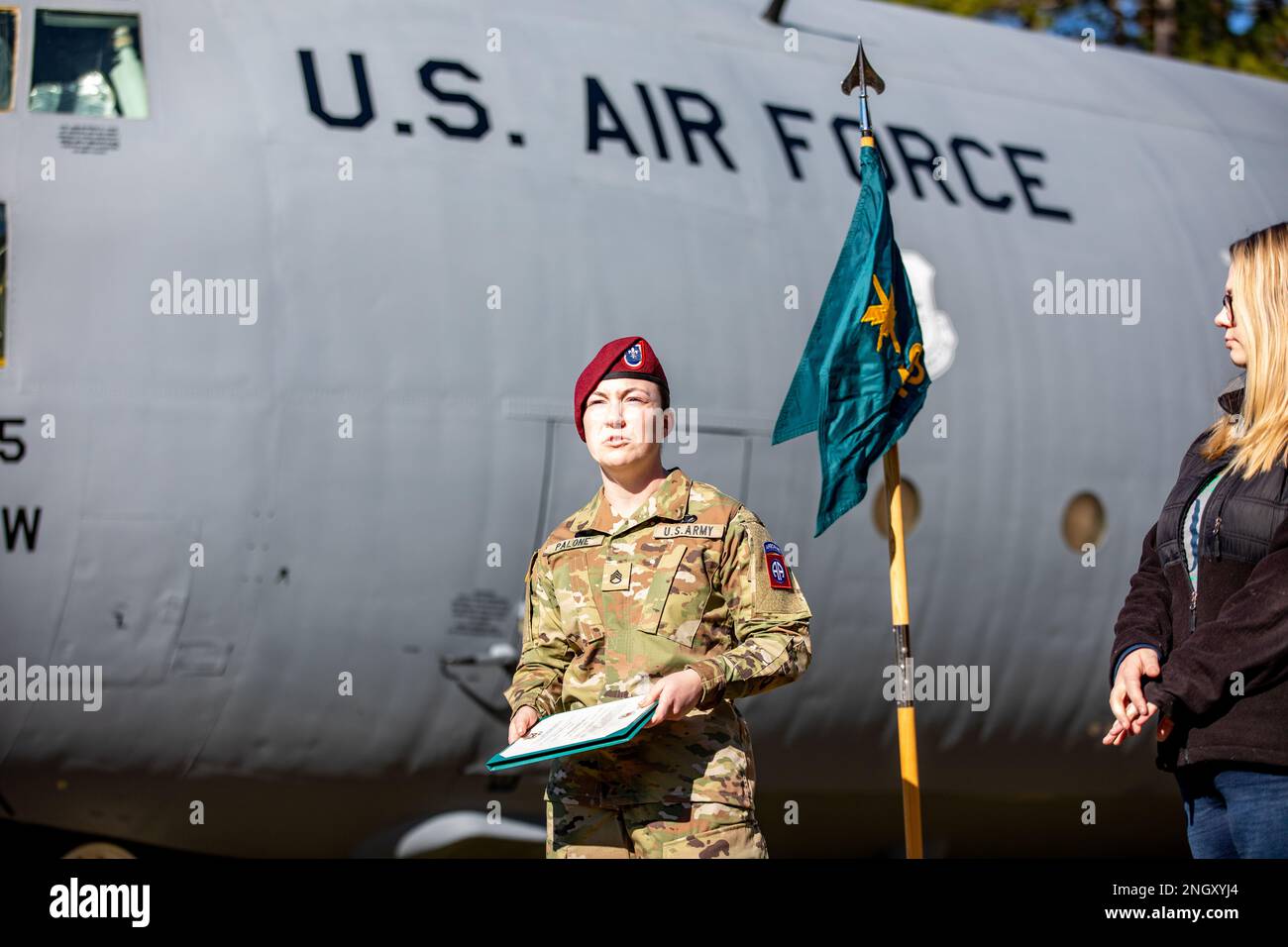 Le sergent d'état-major Catessa Palone fait la promotion à fort Bragg, N.-C., 01 décembre 2022. Palone est le dernier sergent d'état-major du détachement des affaires publiques de 49th. Banque D'Images