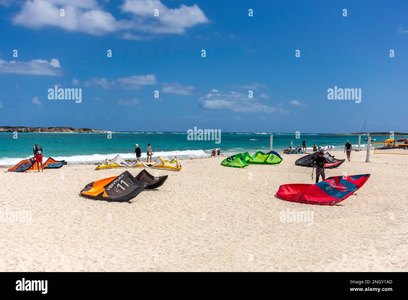 Kite surf voiles sur la plage, Orient Bay (Baie orientale), St Martin (Saint-Martin), Petites Antilles, Caraïbes Banque D'Images