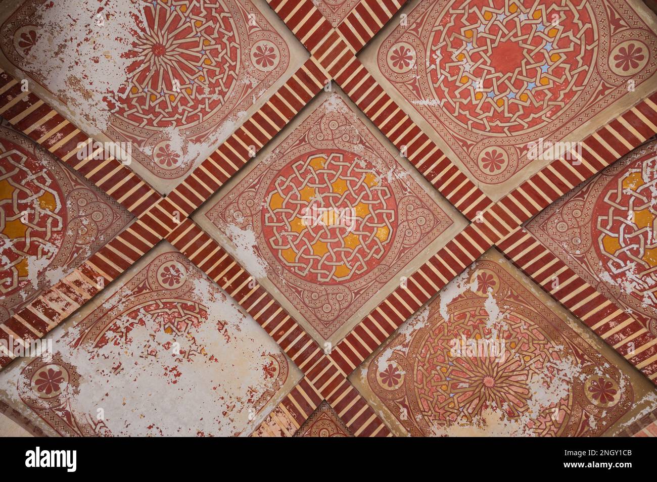 Plafond orné dans l'une des chambres du palais Nasrid, Alcazaba, Malaga, Espagne Banque D'Images Plafond orné dans l'une des chambres du palais Nasrid, Alcazaba, Malaga, Espagne Banque D'Images