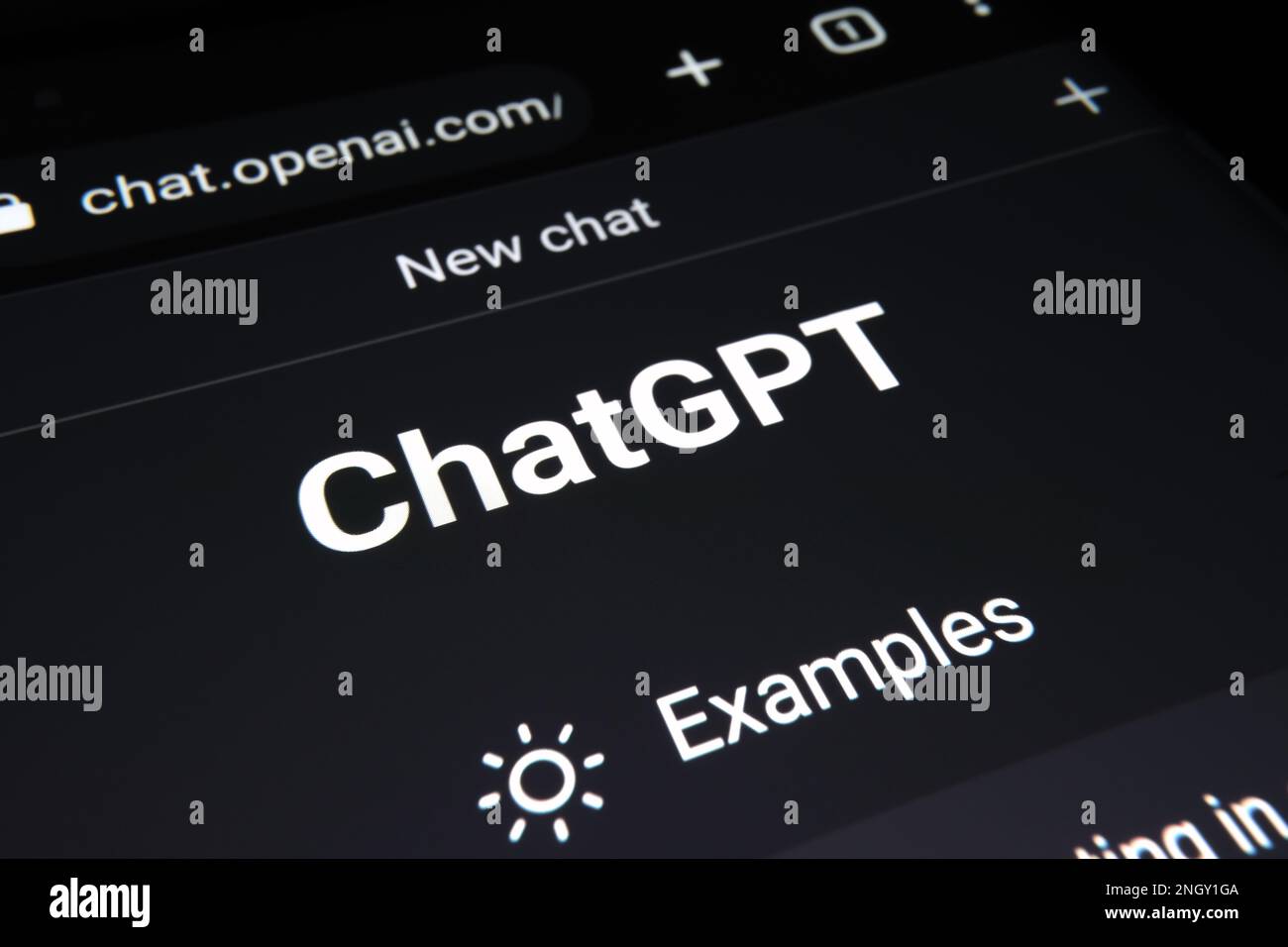 Écran ChatGPT chat bot vu sur l'écran du smartphone et de l'ordinateur portable avec écran de connexion Chat GPT en arrière-plan. Un nouveau chatbot ai par OpenAI. Stafford, unité Banque D'Images