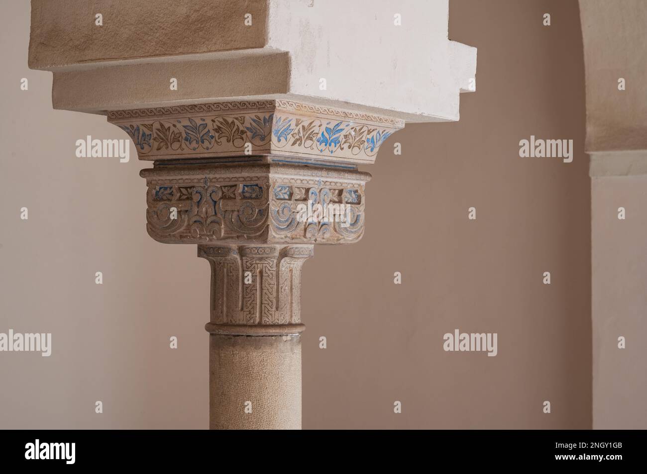 Colonne ornée de détails peints en bleu dans une cour du palais Nasrid, Alcazaba, Espagne Banque D'Images