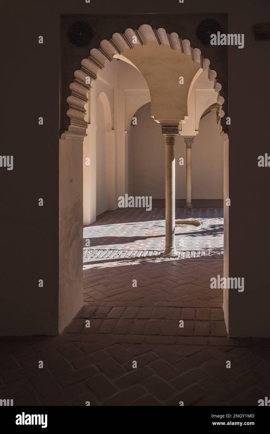 Vue sur la cour avec des colonnes ornées à travers la porte voûtée du palais Nasrid, Alcazaba, Malaga, Espagne Banque D'Images