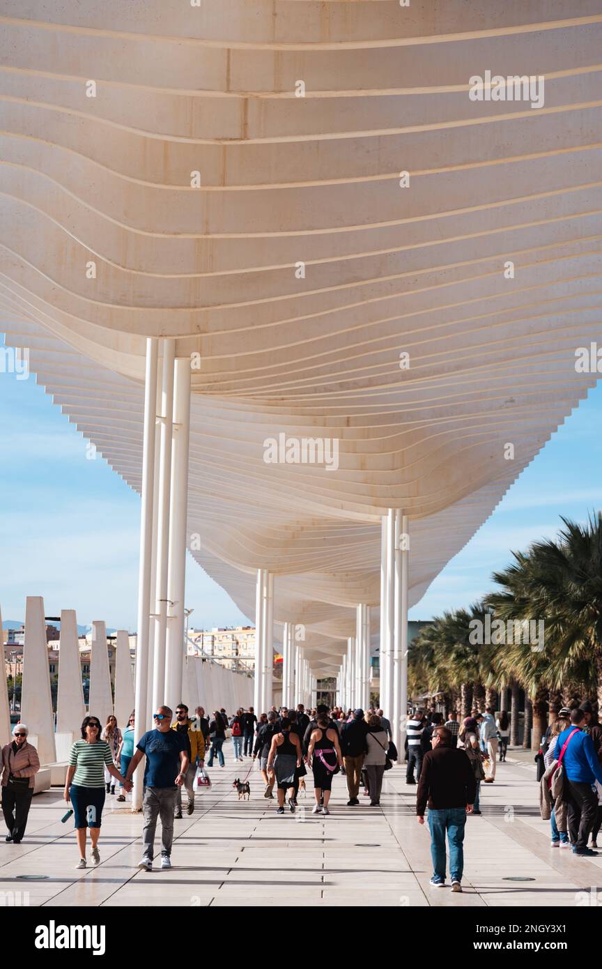 Malaga, Espagne - 15 janvier 2023: Personnes marchant sous les Pérgolas de la Victoria (espagnol pour les Pergolas de Victoria) construit dans le style contemporain à Banque D'Images