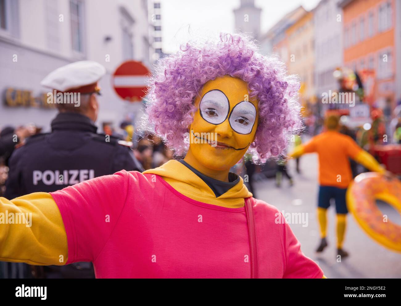 Villach, Autriche - 19 février 2023 : Carnaval de Villach, Fasching, les participants à la parade annuelle portent des vêtements colorés et de mascarade. Lei-Lei Banque D'Images