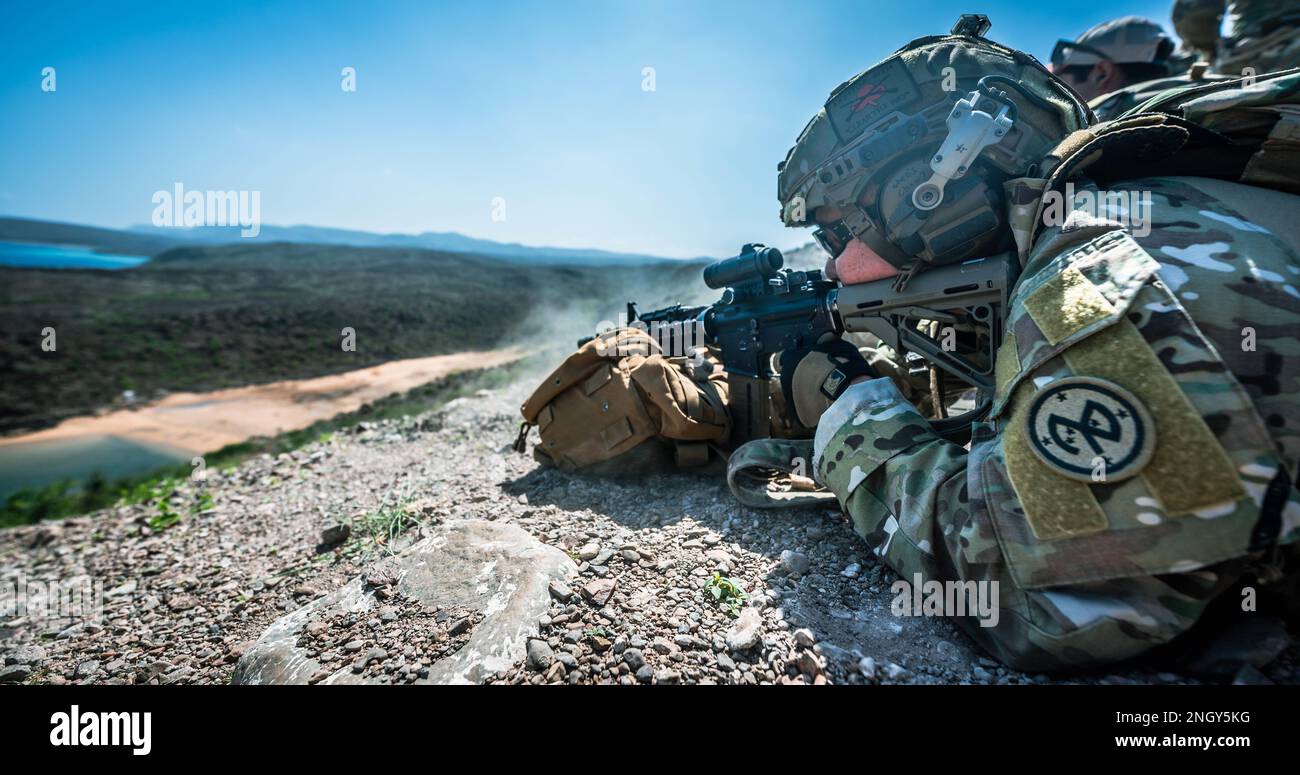 A ÉTATS-UNIS Un soldat de l'armée attaché à la Force opérationnelle Wolfdrier participe à un entraînement de tir en grand angle à Djibouti, en Afrique, le 13 février 2023. Le groupe de travail Wolfchun organise régulièrement une formation pour différentes variantes d'armes afin de tenir ses membres prêts à répondre aux imprévus du monde réel à un moment donné. (É.-U. Photo de la Force aérienne par le sergent d'état-major Joseph P. Leveille) Banque D'Images