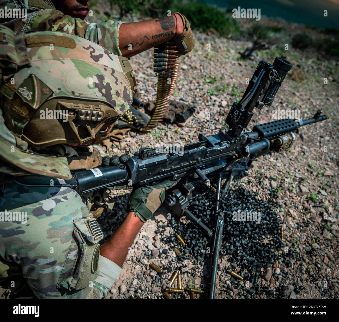 A ÉTATS-UNIS Un soldat de l'armée attaché à la Force opérationnelle Wolfdrier participe à un entraînement de tir en grand angle à Djibouti, en Afrique, le 13 février 2023. Le groupe de travail Wolfchun organise régulièrement une formation pour différentes variantes d'armes afin de tenir ses membres prêts à répondre aux imprévus du monde réel à un moment donné. (É.-U. Photo de la Force aérienne par le sergent d'état-major Joseph P. Leveille) Banque D'Images