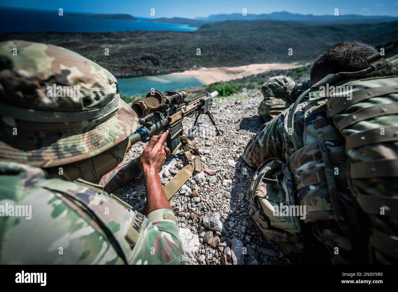 A ÉTATS-UNIS Un soldat de l'armée attaché à la Force opérationnelle Wolfdrier participe à un entraînement de tir en grand angle à Djibouti, en Afrique, le 13 février 2023. Le groupe de travail Wolfchun organise régulièrement une formation pour différentes variantes d'armes afin de tenir ses membres prêts à répondre aux imprévus du monde réel à un moment donné. (É.-U. Photo de la Force aérienne par le sergent d'état-major Joseph P. Leveille) Banque D'Images