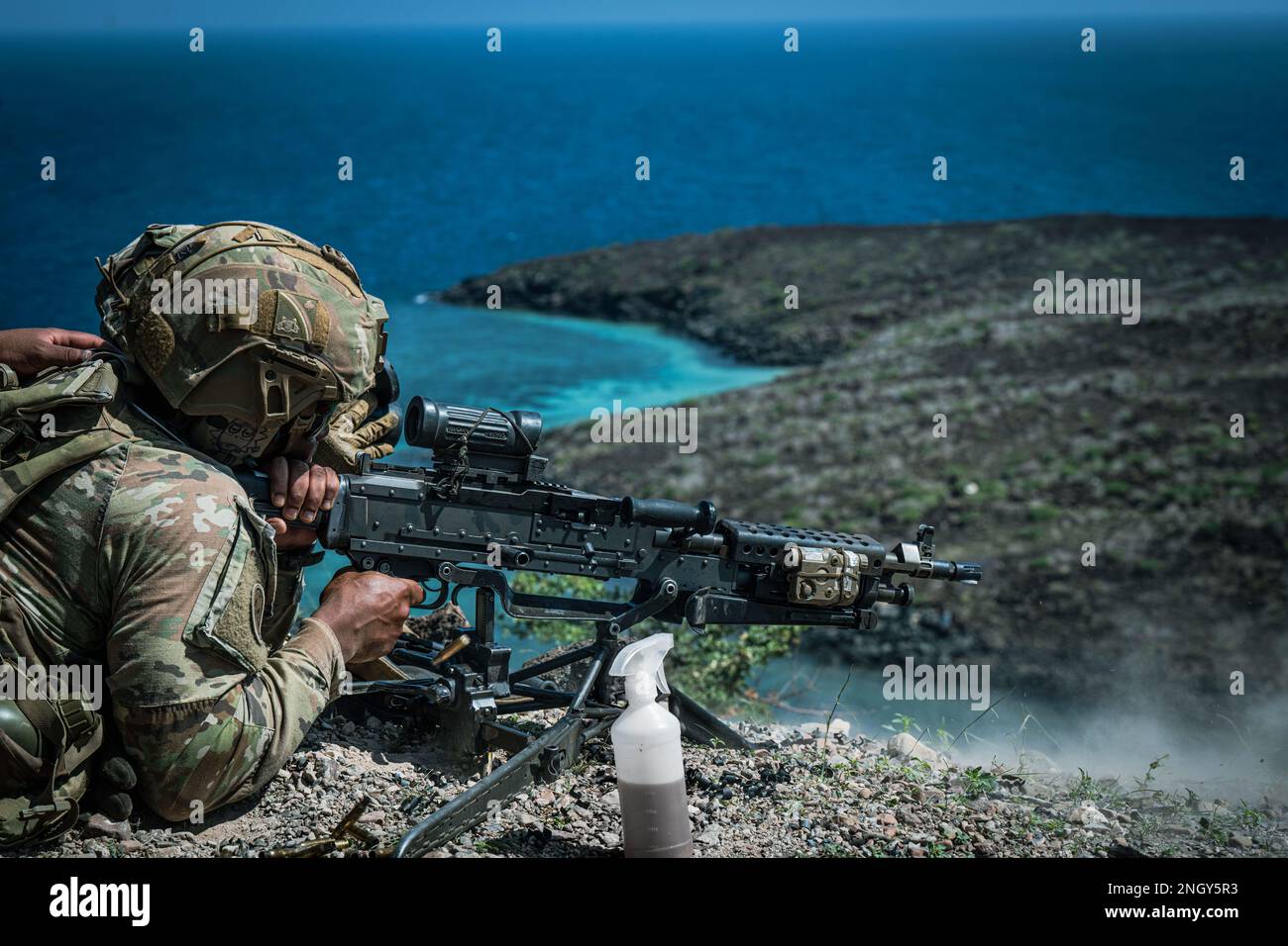 A ÉTATS-UNIS Un soldat de l'armée attaché à la Force opérationnelle Wolfdrier participe à un entraînement de tir en grand angle à Djibouti, en Afrique, le 13 février 2023. Le groupe de travail Wolfchun organise régulièrement une formation pour différentes variantes d'armes afin de tenir ses membres prêts à répondre aux imprévus du monde réel à un moment donné. (É.-U. Photo de la Force aérienne par le sergent d'état-major Joseph P. Leveille) Banque D'Images