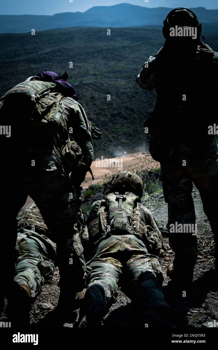 A ÉTATS-UNIS Un soldat de l'armée attaché à la Force opérationnelle Wolfdrier participe à un entraînement de tir en grand angle à Djibouti, en Afrique, le 13 février 2023. Le groupe de travail Wolfchun organise régulièrement une formation pour différentes variantes d'armes afin de tenir ses membres prêts à répondre aux imprévus du monde réel à un moment donné. (É.-U. Photo de la Force aérienne par le sergent d'état-major Joseph P. Leveille) Banque D'Images
