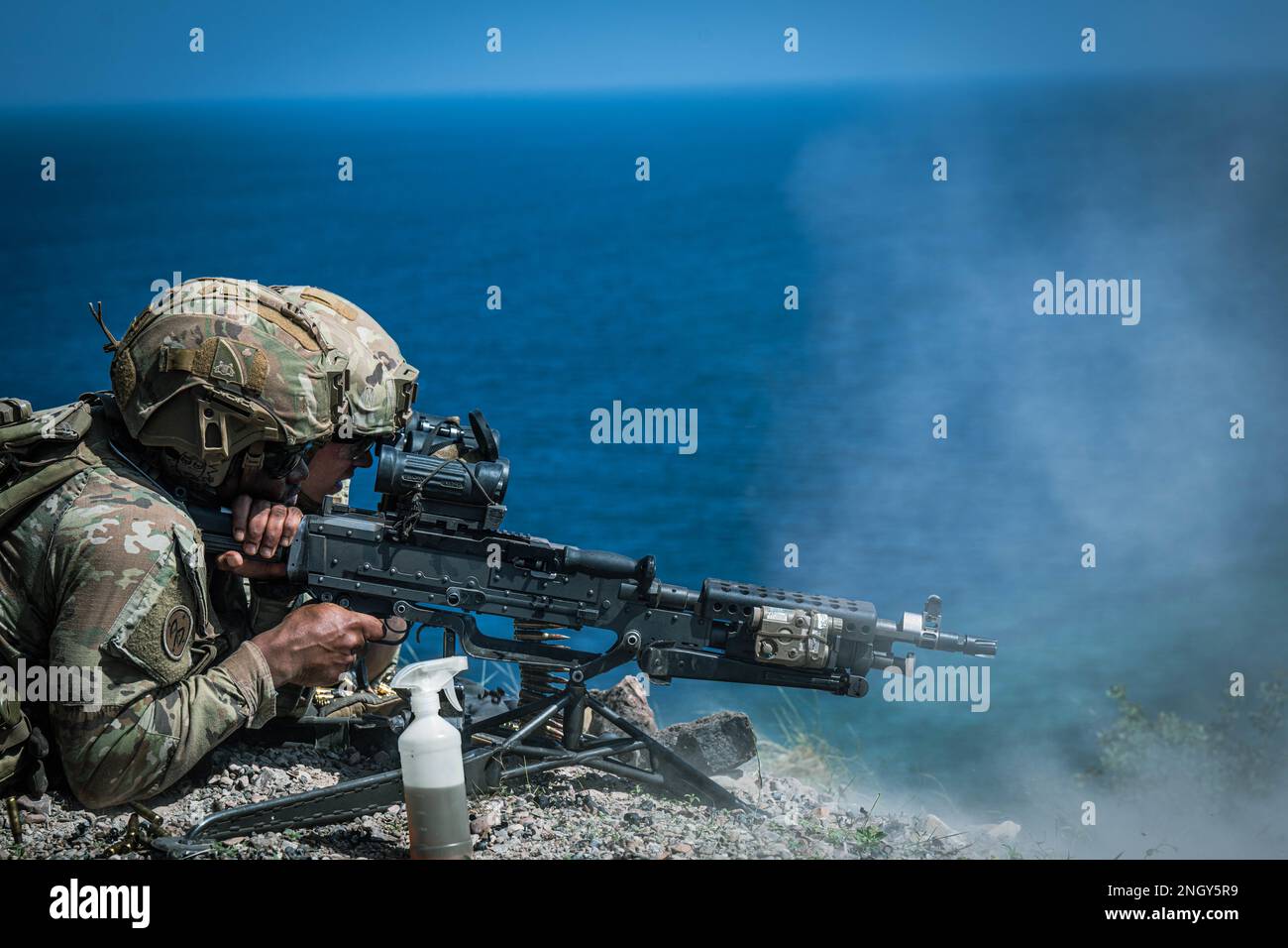 A ÉTATS-UNIS Un soldat de l'armée attaché à la Force opérationnelle Wolfdrier participe à un entraînement de tir en grand angle à Djibouti, en Afrique, le 13 février 2023. Le groupe de travail Wolfchun organise régulièrement une formation pour différentes variantes d'armes afin de tenir ses membres prêts à répondre aux imprévus du monde réel à un moment donné. (É.-U. Photo de la Force aérienne par le sergent d'état-major Joseph P. Leveille) Banque D'Images