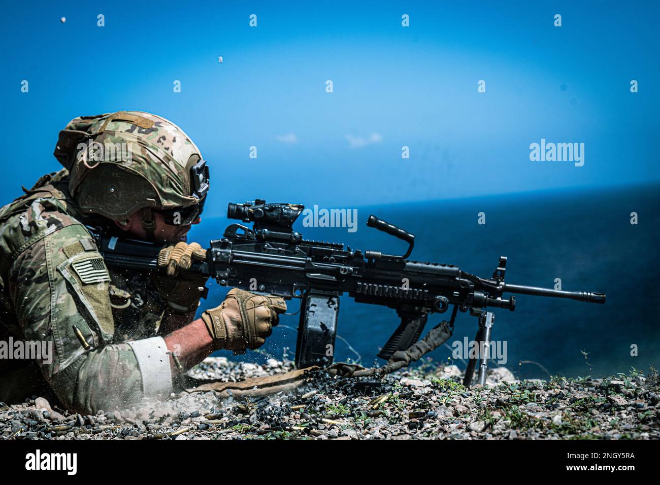 A ÉTATS-UNIS Un soldat de l'armée attaché à la Force opérationnelle Wolfdrier participe à un entraînement de tir en grand angle à Djibouti, en Afrique, le 13 février 2023. Le groupe de travail Wolfchun organise régulièrement une formation pour différentes variantes d'armes afin de tenir ses membres prêts à répondre aux imprévus du monde réel à un moment donné. (É.-U. Photo de la Force aérienne par le sergent d'état-major Joseph P. Leveille) Banque D'Images