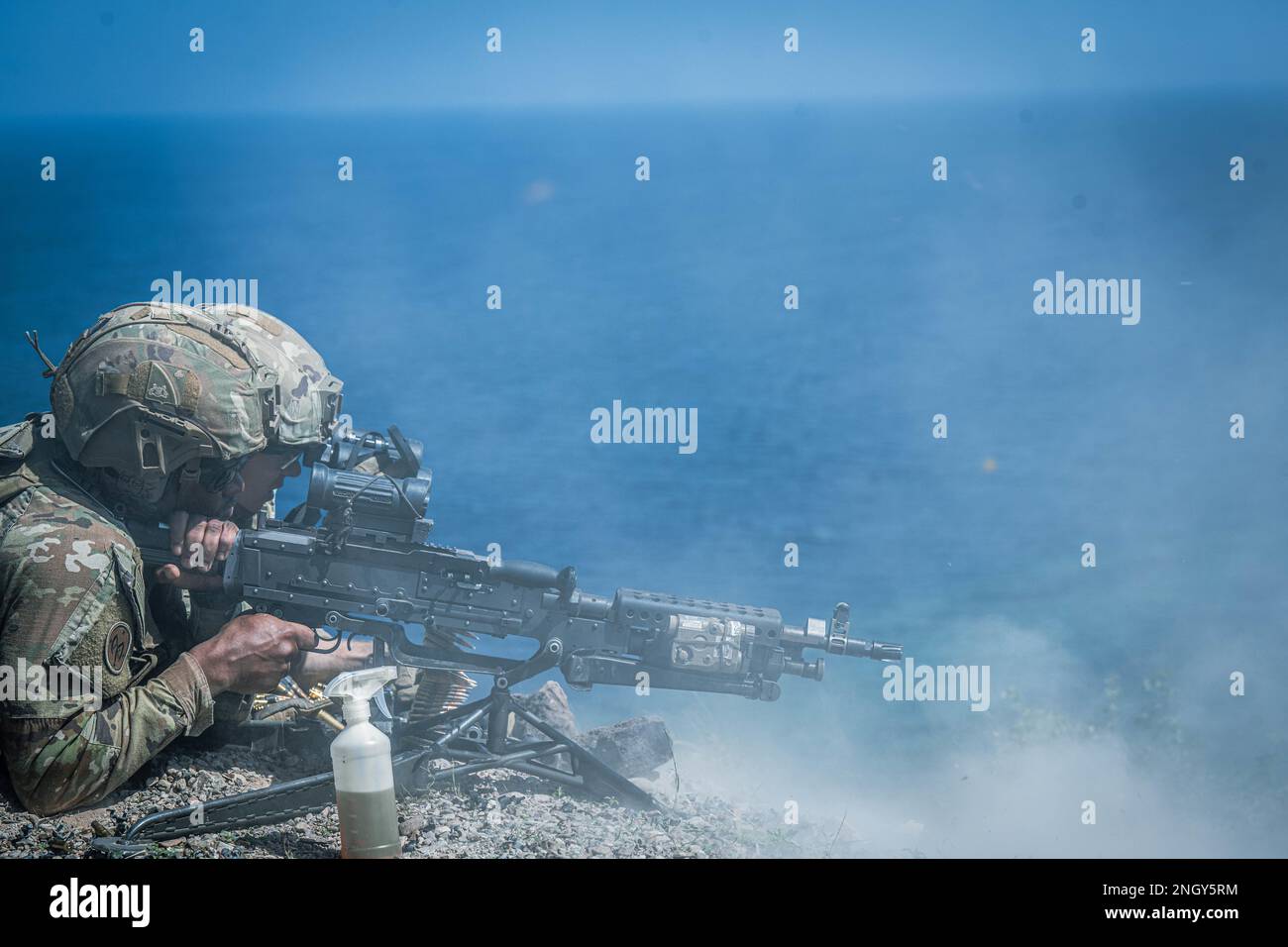 A ÉTATS-UNIS Un soldat de l'armée attaché à la Force opérationnelle Wolfdrier participe à un entraînement de tir en grand angle à Djibouti, en Afrique, le 13 février 2023. Le groupe de travail Wolfchun organise régulièrement une formation pour différentes variantes d'armes afin de tenir ses membres prêts à répondre aux imprévus du monde réel à un moment donné. (É.-U. Photo de la Force aérienne par le sergent d'état-major Joseph P. Leveille) Banque D'Images