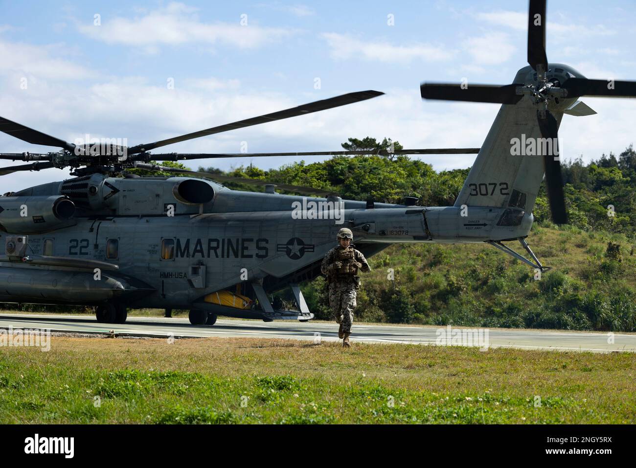 ÉTATS-UNIS Marines avec combat Logistics Battalion 4, 3D Marine Logistics Group effectue un réapprovisionnement avec un CH-53E Super Stallion pendant l'exercice Jungle Warfare 23 à Kin Blue, Okinawa, Japon, 16 février 2023. JWX 23 est un exercice de formation sur le terrain à grande échelle axé sur l'exploitation des capacités intégrées des partenaires conjoints et alliés afin de renforcer la sensibilisation, la manœuvre et les incendies de tous les domaines dans un environnement maritime distribué. (É.-U. Photo du corps marin par le Cpl Davin A. Tenbusch) Banque D'Images