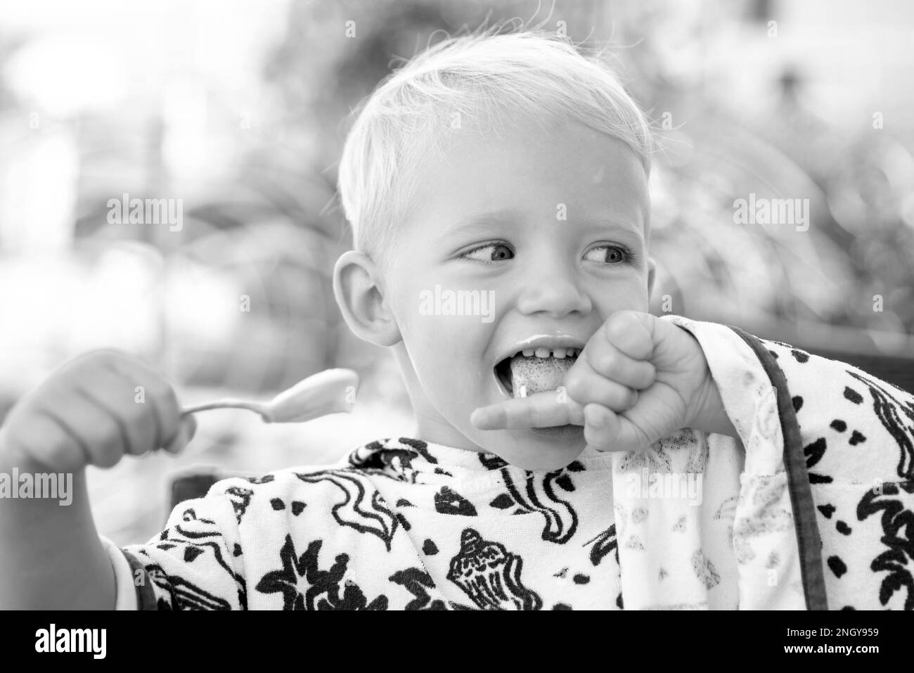 Bébé mangeant avec une cuillère. Nourriture pour enfants. Nutrition des enfants. Alimentation saine pour les enfants. Banque D'Images
