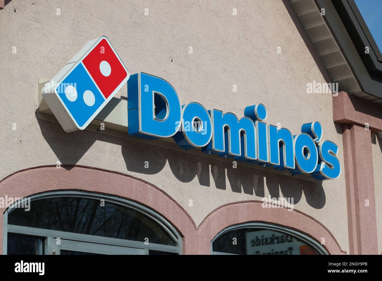 Un logo Domino's Pizza est visible à l'entrée de leur boutique à Bloomsburg. Banque D'Images