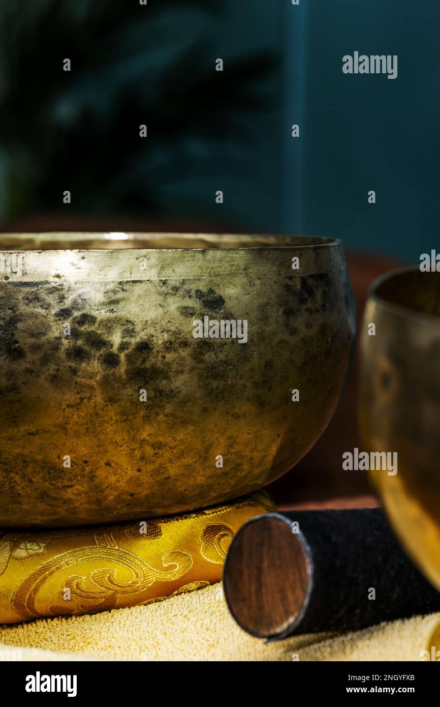 Bols en métal tibétain pour le rituel de massages relaxants sur une table avec des serviettes Banque D'Images
