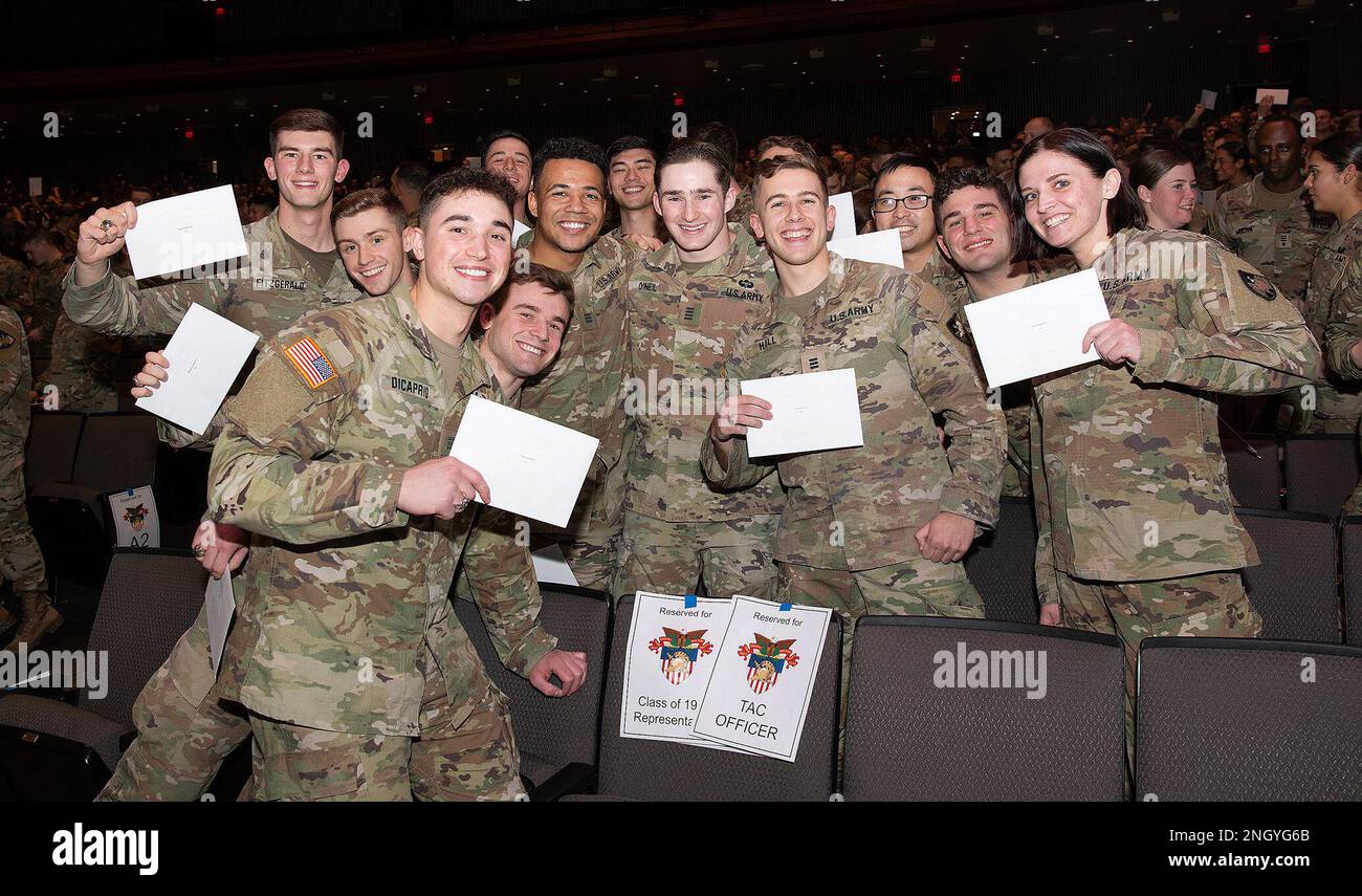 Membres des États-Unis École militaire classe de 2023 enveloppes ouvertes scellées à la cérémonie de la nuit de la branche le 1 décembre au Eisenhower Hall. Les cadets ont célébré le gain de l'une des 17 branches de l'Armée dans lesquelles ils iront lorsqu'ils auront terminé leurs études et qu'ils en feront la commission en mai. Banque D'Images