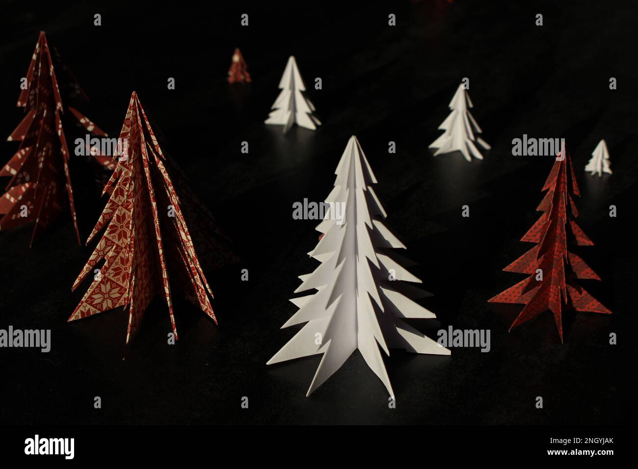 Forêt d'oragami rouge et blanc. Métiers de Noël, concept et idées d'horreur de Noël Banque D'Images