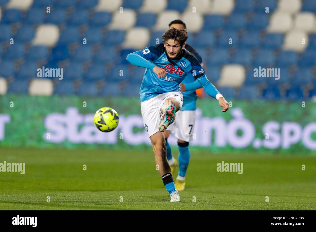 Reggio Emilia, Italie. 17th févr. 2023. Khvicha Kvaratskhelia de Naples vu en action pendant la SÉRIE Un match de football TIM 2022/23 entre les États-Unis Sassuolo Calcio et SSC Napoli au stade Mapei. Score final; Sassuolo 0:2 Napoli. Crédit : SOPA Images Limited/Alamy Live News Banque D'Images