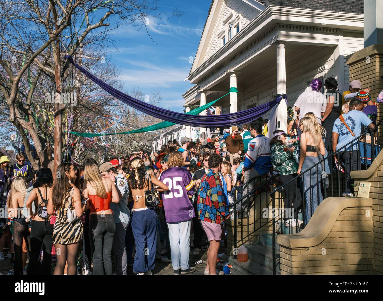 LA NOUVELLE-ORLÉANS, LA, États-Unis - 18 FÉVRIER 2023 : une grande foule d'étudiants à l'extérieur Mardi gras partie devant le bâtiment d'appartement d'étudiant Banque D'Images