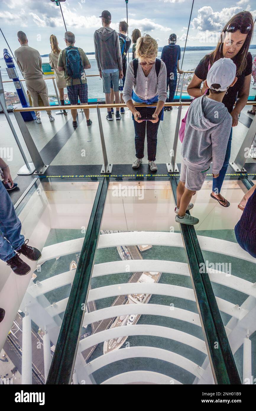 Plancher de verre au niveau du plan d'observation de 100 mètres sur la tour Portsmouth Spinnaker, Hampshire, dans le sud-est de l'Angleterre Banque D'Images