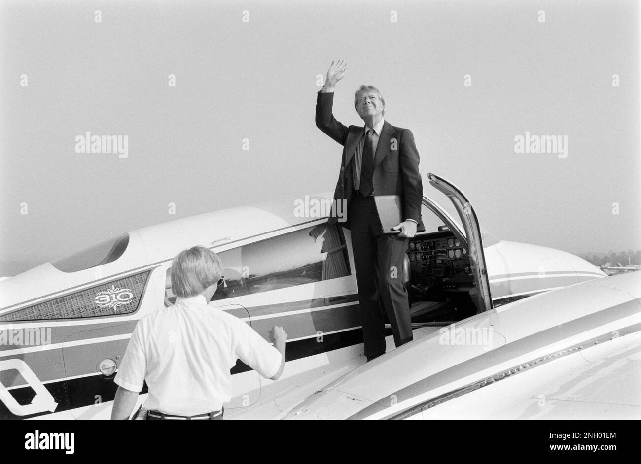 Le candidat démocrate à la présidence arrive à prendre la parole lors d'un rallye de campagne de 1976. Le frugal carter a voyagé en petit avion quand il a pu maintenir les coûts à un minimum et pour atteindre hors de la voie des destinations avec seulement de petits aéroports. Banque D'Images