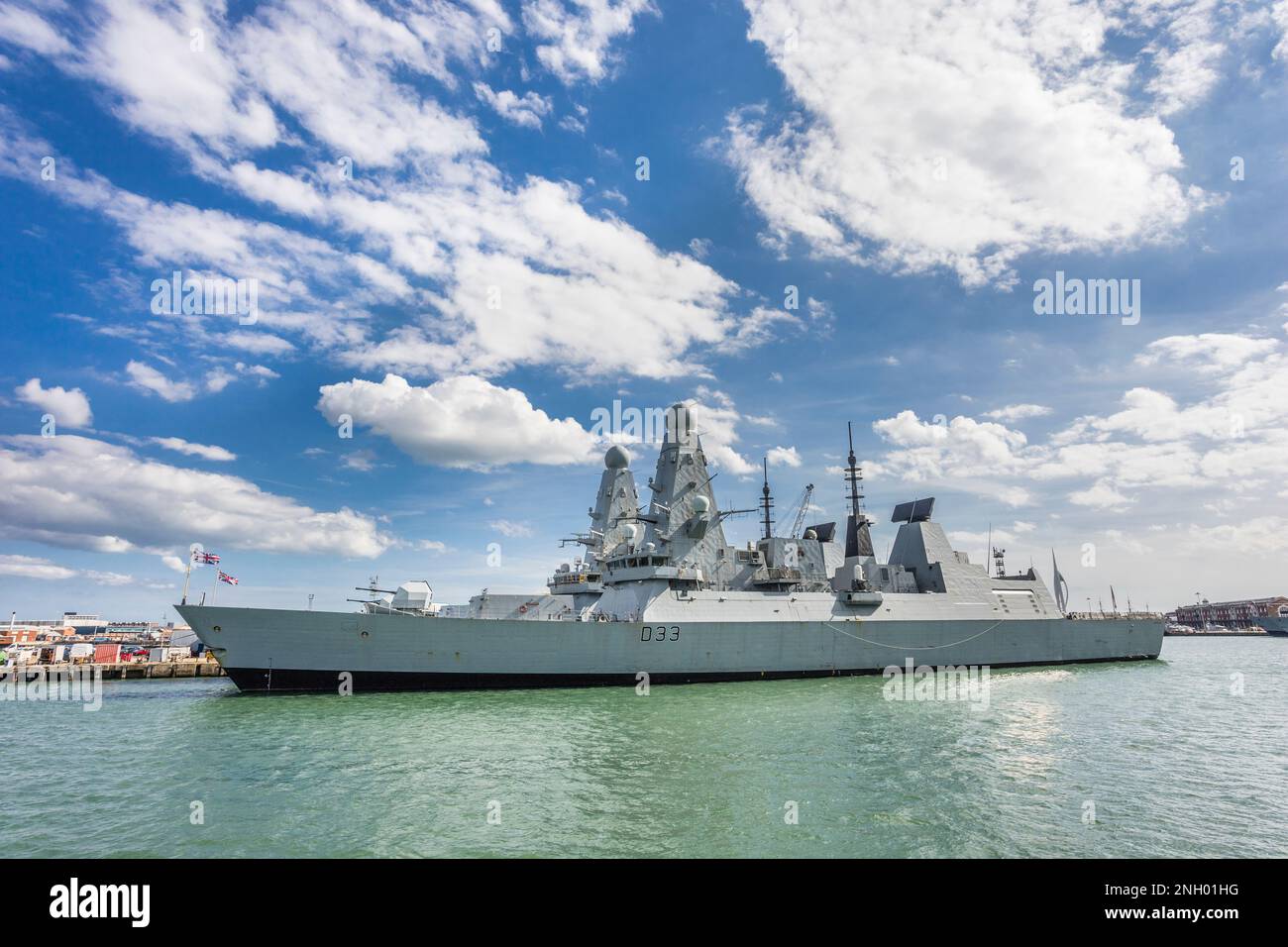 Les destroyers de défense aérienne de classe audacieuse HMS Dauntless et HMS Defender ont amarré à la base navale de sa Majesté Portsmouth, Hampshire, dans le sud-est de l'Angleterre Banque D'Images