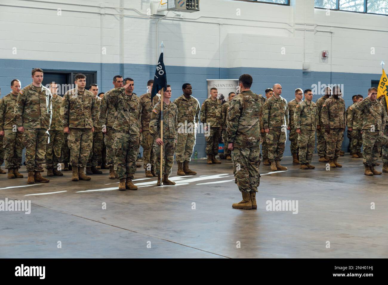 ÉTATS-UNIS Le major de l'armée Andrew Delaney assume le commandement du 1st Bataillon de la Garde nationale de l'Armée de Caroline du Nord, 120th Infantry Regiment, 30th Armored Brigade combat Team lors d'une cérémonie de changement de commandement à l'arsenal de Carolina Beach Road à Wilmington, en Caroline du Nord, le 2 décembre 2022. Delaney prend le commandement des États-Unis Le lieutenant-colonel Benjamin R. Wynn de l'armée, qui a dirigé le bataillon au cours de divers exercices, missions et déploiements. Banque D'Images