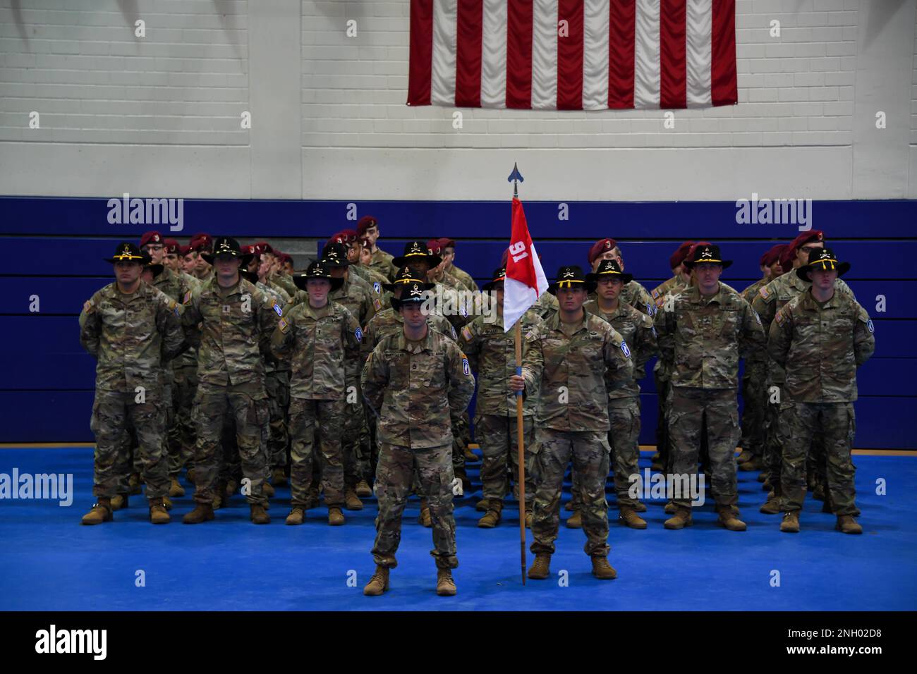 ÉTATS-UNIS Les soldats affectés à la troupe de Bulldog, 1st escadron, 91st Cavalry Regiment, 173rd Airborne Brigade, sont en formation avant une cérémonie de passation de commandement à Grafenwoehr, Allemagne, le 2 décembre 2022. Banque D'Images