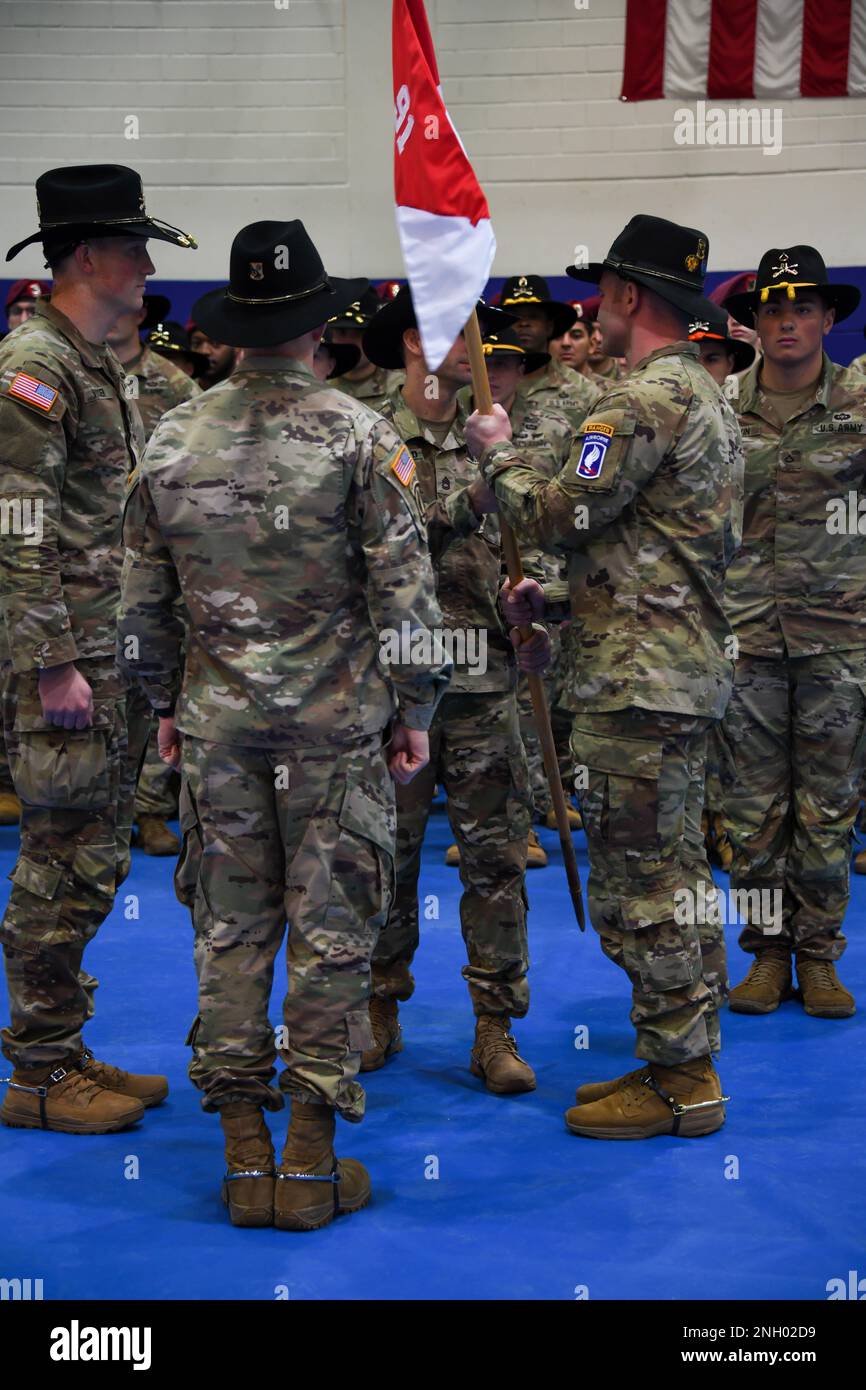 ÉTATS-UNIS Les soldats affectés à la troupe de Bulldog, 1st escadron, 91st Cavalry Regiment, 173rd Airborne Brigade, passent le guide pour abandonner et assumer le commandement lors d'une cérémonie de passation de commandement à Grafenwoehr, Allemagne, le 2 décembre 2022. Le capitaine John Afdem a cédé le commandement de la troupe au Capt Isak visser. Banque D'Images