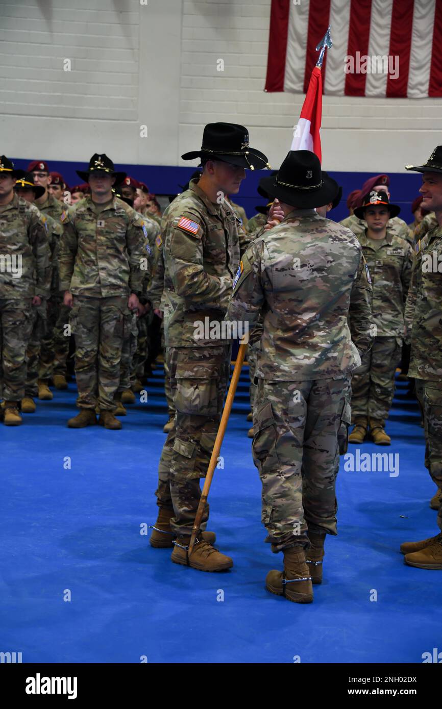 ÉTATS-UNIS Les soldats affectés à la troupe de Bulldog, 1st escadron, 91st Cavalry Regiment, 173rd Airborne Brigade, passent le guide pour abandonner et assumer le commandement lors d'une cérémonie de passation de commandement à Grafenwoehr, Allemagne, le 2 décembre 2022. Le capitaine John Afdem a cédé le commandement de la troupe au Capt Isak visser. Banque D'Images