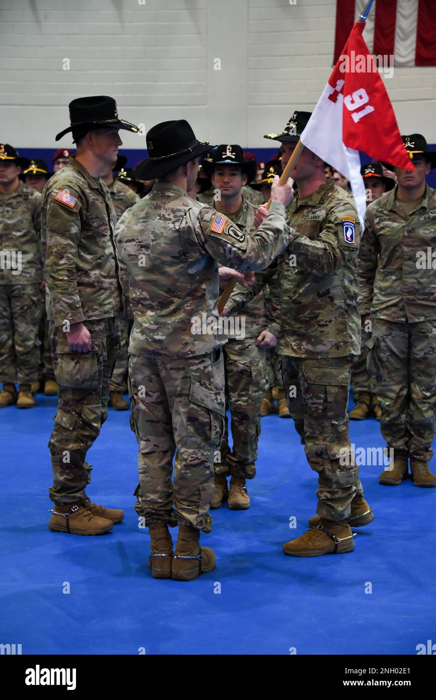 ÉTATS-UNIS Les soldats affectés à la troupe de Bulldog, 1st escadron, 91st Cavalry Regiment, 173rd Airborne Brigade, passent le guide pour abandonner et assumer le commandement lors d'une cérémonie de passation de commandement à Grafenwoehr, Allemagne, le 2 décembre 2022. Le capitaine John Afdem a cédé le commandement de la troupe au Capt Isak visser. Banque D'Images