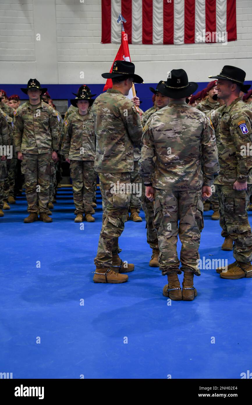 ÉTATS-UNIS Les soldats affectés à la troupe de Bulldog, 1st escadron, 91st Cavalry Regiment, 173rd Airborne Brigade, passent le guide pour abandonner et assumer le commandement lors d'une cérémonie de passation de commandement à Grafenwoehr, Allemagne, le 2 décembre 2022. Le capitaine John Afdem a cédé le commandement de la troupe au Capt Isak visser. Banque D'Images