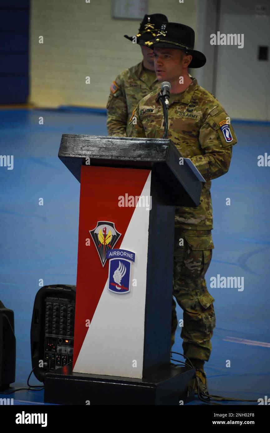 ÉTATS-UNIS Le capitaine de l'armée John Afdem donne ses mots de séparation lors de la troupe de Bulldog, 1st escadron, 91st Cavalry Regiment, 173rd Brigade aéroportée cérémonie de passation de commandement à Grafenwoehr, Allemagne, 2 décembre 2022. Le capitaine John Afdem a cédé le commandement de la troupe au Capt Isak visser. Banque D'Images