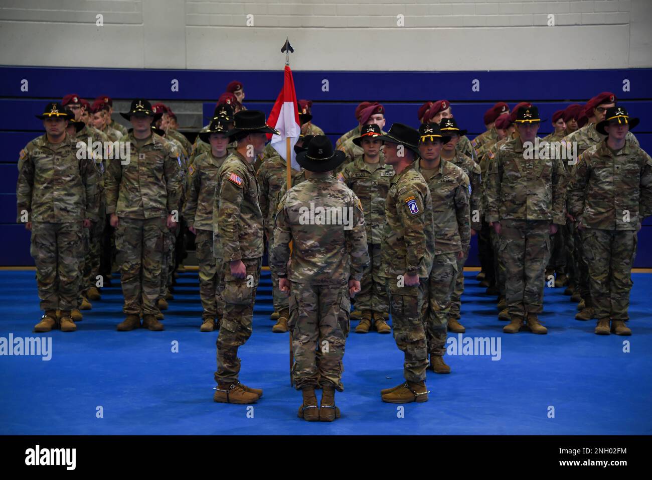 ÉTATS-UNIS Les soldats affectés à la troupe de Bulldog, 1st escadron, 91st Cavalry Regiment, 173rd Airborne Brigade, passent le guide pour abandonner et assumer le commandement lors d'une cérémonie de passation de commandement à Grafenwoehr, Allemagne, le 2 décembre 2022. Le capitaine John Afdem a cédé le commandement de la troupe au Capt Isak visser. Banque D'Images