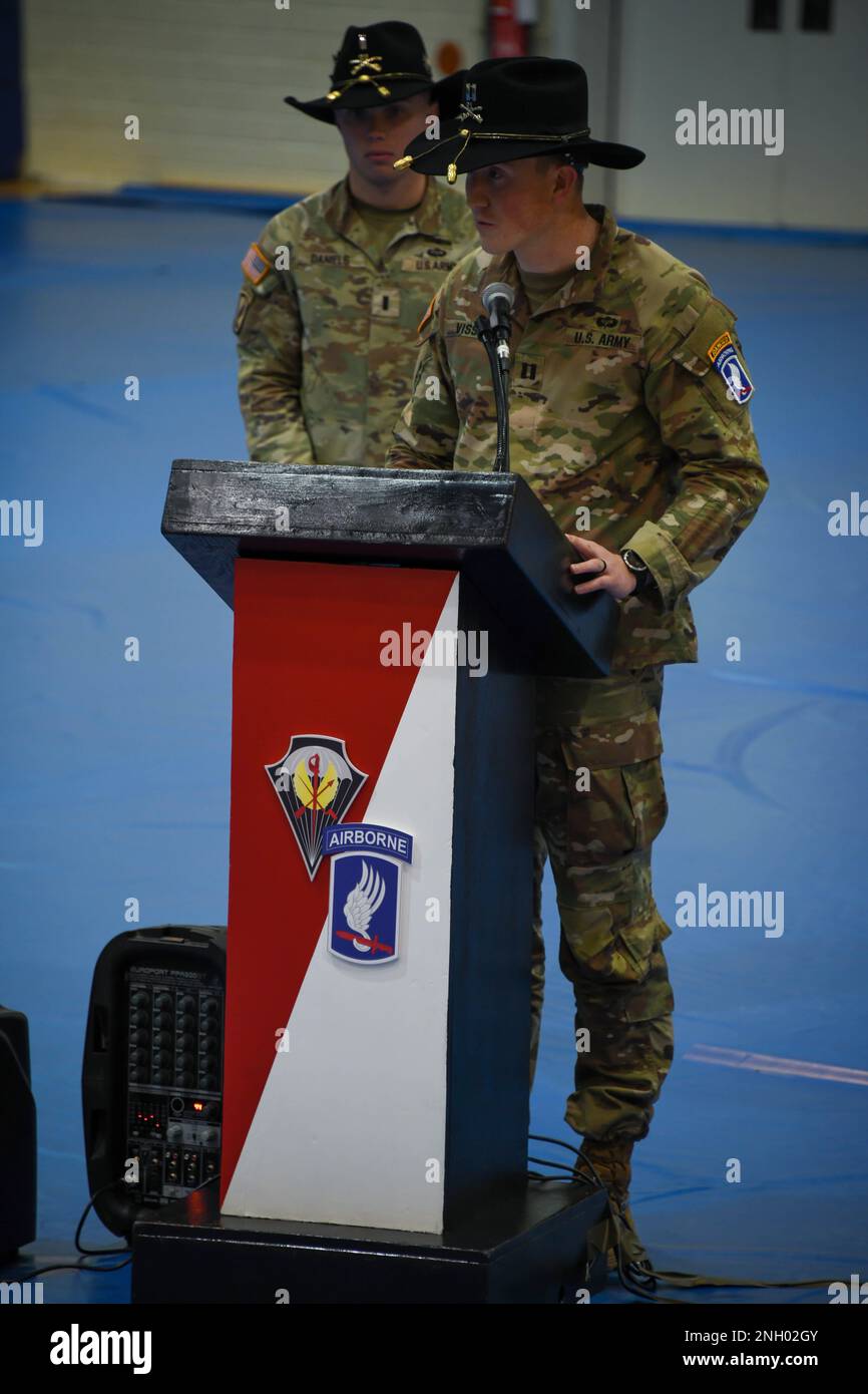 ÉTATS-UNIS Le capitaine de l'armée Isak visser parle à la formation et aux invités pendant la troupe de Bulldog, 1st escadron, 91st Cavalry Regiment, 173rd Brigade aéroportée cérémonie de passation de commandement à Grafenwoehr, Allemagne, 2 décembre 2022. Le capitaine John Afdem a cédé le commandement de la troupe au Capt Isak visser. Banque D'Images
