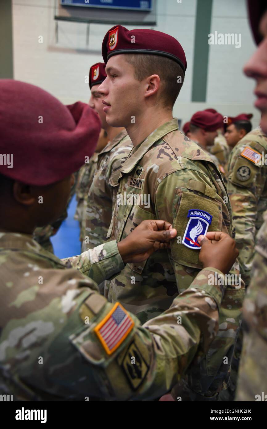 ÉTATS-UNIS Les soldats affectés à la Brigade aéroportée 173rd présentent les derniers soldats du Sky avec leur unité durant une cérémonie de patching à Grafenwoehr, Allemagne, le 2 décembre 2022. Banque D'Images