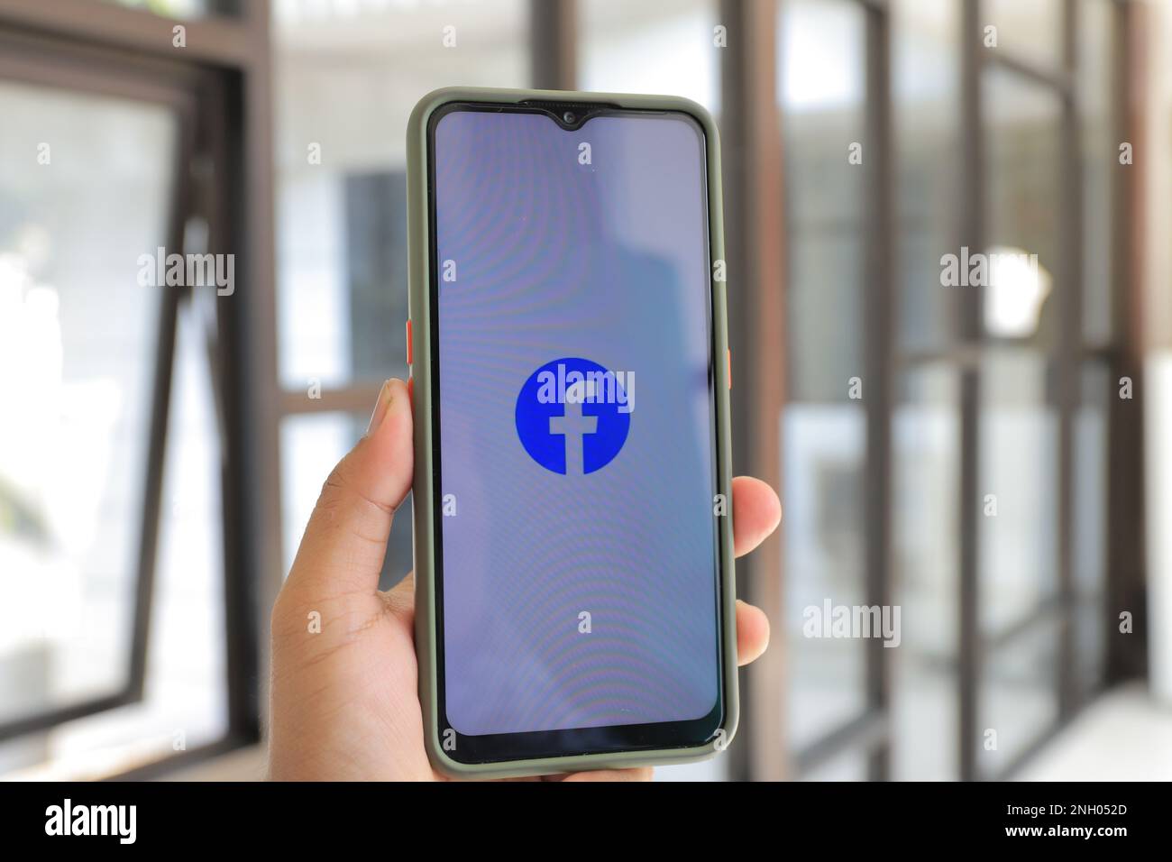 Surabaya, Indonésie - 20 mai 2021 : smartphone portable avec application facebook Banque D'Images